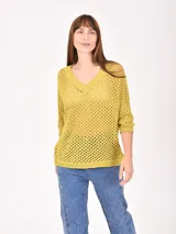 Buzo de tejido de punto calado color negro, con escote en V y mangas 3/4.