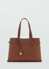 Bolso shopper color marrón con doble asa corta, detalle de candado dorado colgante y herrajes dorados.