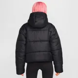 Campera puffer negra Nike Sportswear Classic para mujer, con capucha y logo bordado en blanco.