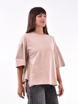 Remera color beige con mangas 3/4 con detalle de rayas verticales.
