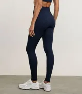 Conjunto deportivo de dos piezas, compuesto por un top deportivo de tirantes anchos y un pantalón legging de tiro alto. Ambas prendas son de color azul marino oscuro y están confeccionadas en tejido rib seamless acanalado.