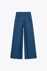 Pantalón de jean de pierna ancha, tiro alto y largo hasta el tobillo.