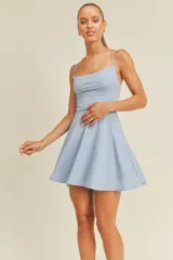 Vestido corto celeste con breteles finos y falda acampanada.