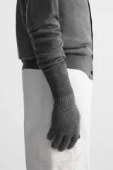 Guantes tejidos de punto en hilatura de lana y cashmere color marrón.