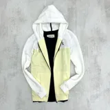 Campera con capucha en color blanco y amarillo, de corte ajustado y cierre frontal.