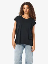 Camiseta negra de corte holgado, escote redondo y mangas cortas.