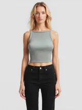 Top gris de algodón, con cuello redondo y breteles finos.