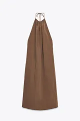 Vestido midi marrón de tejido fluido con cuello halter ajustable con lazada y espalda descubierta.