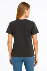 Remera azul marino con estampado de la palabra "Hope" en letras de diferentes colores y una flor amarilla.