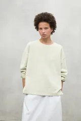 Buzo color crema de algodón orgánico y reciclado, con cuello redondo y mangas largas.