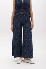 Pantalón jean wide leg de tiro alto, color azul denim, con ruedo desflecado y bolsillos delanteros y traseros.