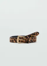 Cinturón marrón con estampado de leopardo y hebilla dorada.