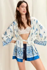 Kimono corto blanco con estampado de cachemir azul y ribete azul.