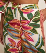Pantalón pantalona de viscosa con estampado tropical y recorte lateral estilo étnico.
