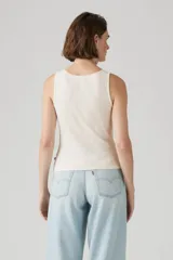 Musculosa color crema con textura acanalada y detalles de puntilla en el escote.