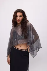 Poncho plateado brillante de chiffon, de corte asimétrico y mangas amplias.
