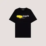 Camiseta negra de corte regular con estampado frontal de la marca Palm Angels en tipografía gótica blanca, con un efecto de spray amarillo que simula goteo sobre la palabra "Palm". Debajo se lee "MILANO".
