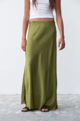 Falda larga de satén color verde oliva, de corte al bies y cintura elástica.