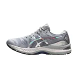 Championes de running Asics Gel-Nimbus 23 Platinum, color gris con detalles iridiscentes.