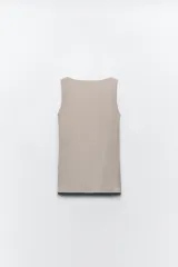 Camiseta de tirantes color beige con escote cuadrado.