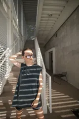 Musculosa azul con efecto gastado y logo estampado en el pecho. Corte amplio y sin mangas.