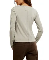 Camiseta de manga larga color blanco, de corte ajustado y cuello redondo.