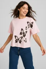 Remera rosa de corte holgado con estampado de mariposas en marrón.