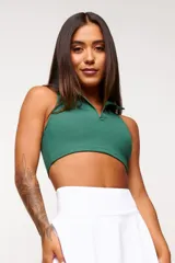 Top deportivo azul marino con cuello polo y cierre parcial con cremallera.