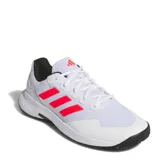 Championes Adidas Gamecourt 2.0 blancos con detalles en rojo y negro. Zapatillas de tenis con exterior de malla transpirable, mediasuela de EVA y suela ADIWEAR.