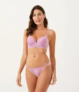 Bombacha bikini color lila con laterales finos, confeccionada en encaje con detalles de tul y microfibra.