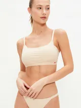 Top de bikini negro con breteles finos.