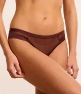 Bombacha bikini de tule color marrón, con recorte hilo doble en la parte trasera y forro de algodón.