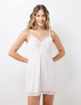 Chemise color lila con breteles finos regulables y apliques de encaje en escote y ruedo.