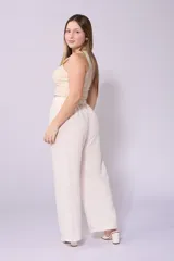 Pantalón palazzo color verde oliva, de tiro alto, con cintura elastizada y lazo ajustable.