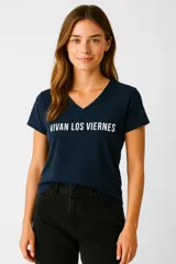 Remera azul marino de algodón con cuello en V y estampado frontal con la frase 'Vivan los viernes' en letras blancas.