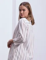 Vestido corto de algodón a rayas verticales en tonos beige, gris y blanco. Tiene cuello solapa, escote en V, mangas 3/4 regulables con presilla y botón, y bolsillos laterales.