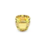 Anillo con cristal amarillo de talla cuadrada, cierre magnético y doble banda bañada en tono oro. Diseñado por Giovanna Engelbert para Swarovski.