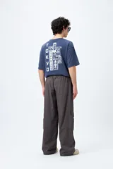 Pantalón cargo color beige, de corte recto y holgado, con cintura elástica y bolsillos laterales con solapa.