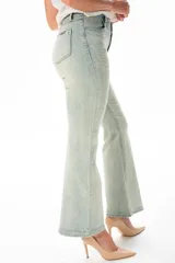 Pantalón de jean celeste con corte recto y detalles de strass.