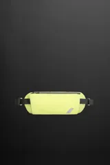 Riñonera deportiva color amarillo flúor, con cierre de cremallera termosellada, bolsillo interno con cremallera y doble mosquetón. Cuenta con banda elástica frontal y asa ajustable con hebilla de liberación rápida.