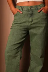 Pantalón jean verde de corte recto.
