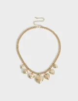 Collar corto dorado con cadena de eslabones y dijes colgantes de corazones con diferentes diseños.
