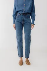 Pantalón de jean celeste de corte mom, con tiro alto y bolsillos delanteros y traseros.
