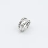Anillo ancho de plata 925 con diseño de trenzado en los bordes.
