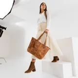 Botas cortas de cuero color marrón, con taco de madera forrado en cuero, elástico lateral y punta fina.