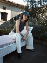 Pantalón jogger de tiro alto color crema, con cintura elástica, cordón ajustable y corte holgado.