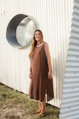 Vestido marrón de hilo de algodón con calado y terminaciones en blanco.
