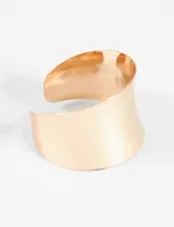 Pulsera rígida plateada tipo cuff, de metal.
