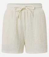 Bermuda color crema de poliéster y elastano, con cintura elástica con lazo y textura chambray.
