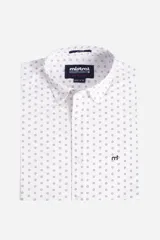 Camisa de manga corta marca Mistral, confeccionada en popelina de rayón y spandex. Presenta un diseño de calce slim fit, cuello con botones y un estampado geométrico de pequeñas estrellas oscuras sobre fondo blanco.